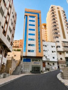 a tall building in the middle of a street at فندق سما المشاعر اجياد Sama Al Masher Ajyad in Ajyad