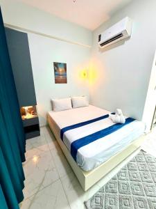 a bedroom with a bed and a air conditioner at منتجع أمواج الترفيهي in Ras El Bar