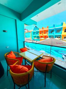 a patio with a table and chairs and a swimming pool at منتجع أمواج الترفيهي in Ras El Bar