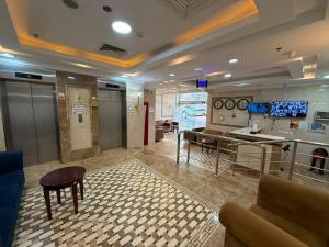 a living room with a couch and a table at فندق سما المشاعر اجياد Sama Al Masher Ajyad in Ajyad