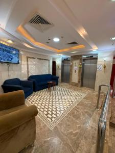 a lobby with a couch and a table in a room at فندق سما المشاعر اجياد Sama Al Masher Ajyad in Ajyad