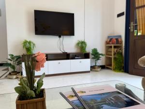 a living room with a tv and a coffee table at Villa La Vida in Talpe