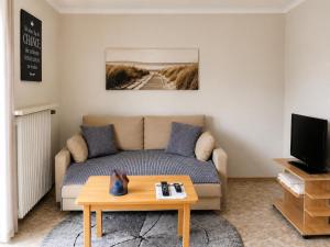 a living room with a couch and a coffee table at Ferienwohnung am Arberzentrum in Zwiesel