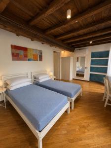 Llit o llits en una habitació de AL CASTELLO Suites