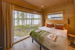 a bedroom with a bed and a large window at Hossan Lumo in Hossa