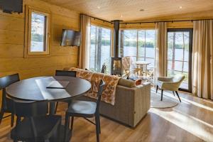 a living room with a couch and a table and chairs at Hossan Lumo in Hossa