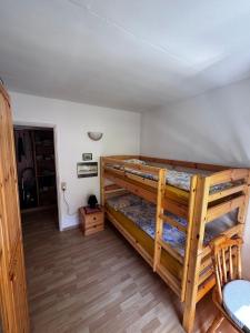 ein Schlafzimmer mit zwei Etagenbetten in einem Zimmer in der Unterkunft Casa Prisca in Bellinzona