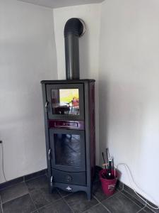 ein Holzofen mit Fernseher in einem Zimmer in der Unterkunft Casa Prisca in Bellinzona