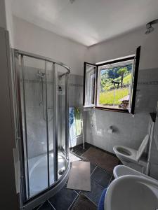 ein Badezimmer mit Dusche, zwei Waschbecken und einem Fenster in der Unterkunft Casa Prisca in Bellinzona + 17 Fotos