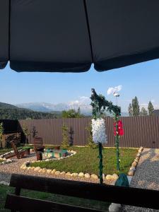 a view of a garden with a fence and a bench at Ren a frame qusar in Qusar