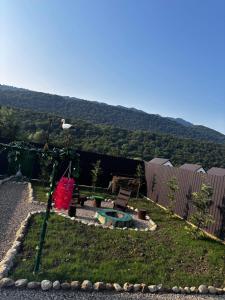 a backyard with a bird sitting on a pole at Ren a frame qusar in Qusar