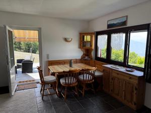 eine Küche mit einem Holztisch und einigen Stühlen in der Unterkunft Casa Prisca in Bellinzona