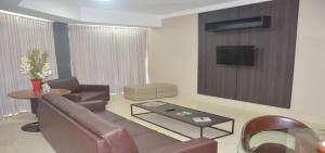 TV a/nebo společenská místnost v ubytování Racini Suites Hotel
