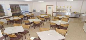 Kuchyň nebo kuchyňský kout v ubytování Racini Suites Hotel