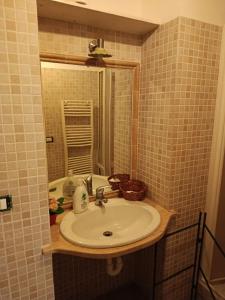 a bathroom with a sink and a mirror at B&B - Casale di Mary in Contigliano