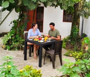 a man and a woman sitting at a table at BACHÍG Hospedaje in Moyobamba
