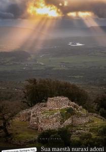 an old building on top of a hill with the sunbeam at Casa Evelina in Villanovotulo