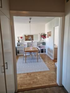 a dining room with a table in a room at Central lägenhet i Visby -4 person inkl parkering in VBY