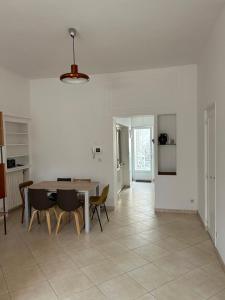 a kitchen and dining room with a table and chairs at Le Cepyo in Saint-Quentin
