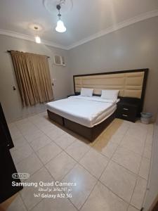 a bedroom with a large bed in a room at فندق نوارة المنسك in Abha