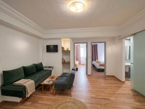 a living room with a green couch and a bed at Hamilton Suites & Appart in Casablanca