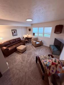 ein Wohnzimmer mit Sofa und Tisch in der Unterkunft Super Nice! Unit #3 in Lincoln