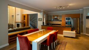 a kitchen and dining room with a table and chairs at Villa Diva in Kemer