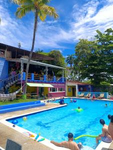 a group of people in the swimming pool at a resort at Palma Paraíso Hotel in Melgar