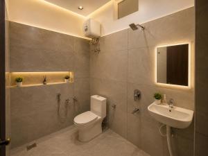 a bathroom with a toilet and a sink at Hotel Ayodhya Dharshan 500m Walk From Shree Ram Mandir in Ayodhya