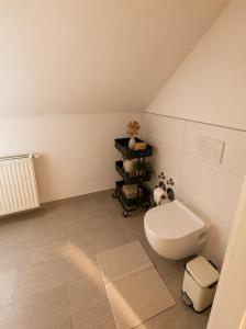 a bathroom with a white toilet in a room at Moderne Dachgeschosswohnung in Kirchlengern