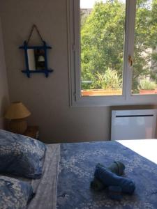 a bedroom with a bed with a window and a toy at L'Hysope Gap, Maison d'hôtes contemporaine avec vue in Gap