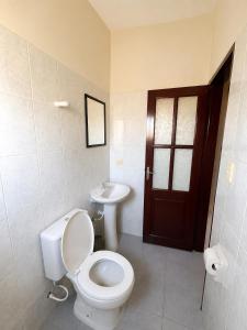 a bathroom with a toilet and a sink at Alojamiento 22 dé octubre in Santa Cruz de la Sierra