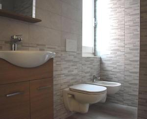 a bathroom with a sink and a toilet and a window at Pineta del Borgo in Cavi di Lavagna +28 photos