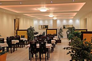 City center في كوشيتسه: غرفة طعام مليئة بالطاولات والكراسي