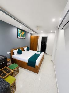 a bedroom with a bed in a room at Parvati home stay near by ramjhula,luxmanjhula in Rishīkesh +4 photos