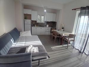 a living room with a couch and a table and a kitchen at Panorama Palace 1 in Palasë