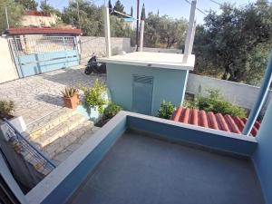 a view of a garden from the balcony of a house at Panorama Palace 1 in Palasë