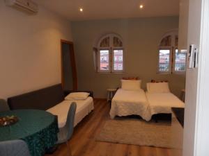 a living room with two beds and a couch at Oporto apartment Batalha in Porto