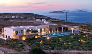 a villa with a view of the ocean at Lefki Sokolata in Koufonisia