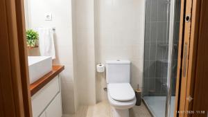 a bathroom with a toilet and a sink and a shower at ILDA MENTa in Miami Platja