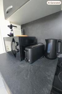 a microwave and a toaster and a printer on a counter at L'échappée Seine - Idéalement situé in Barentin