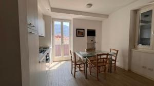 a kitchen with a table and chairs and a window at meschihouse - Da Vinci 35 in Lecco