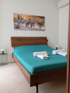 a bedroom with a bed with a green mattress at Suite 93 in Mola di Bari