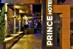 アランヤにあるPrince Apart & Hotelのホテル座を読む看板のある建物