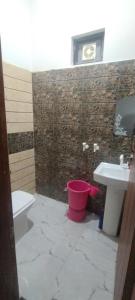 a bathroom with a toilet and a sink at Shreeji Nikunjdham in Vrindāvan