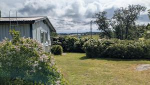 a small house in a yard with flowers at Ebbas i Överboda in Överboda