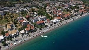 eine Luftaufnahme einer Stadt am Meer in der Unterkunft Akrata Studio in Akráta + 2 Fotos