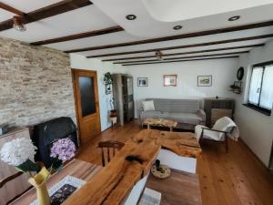 a living room with a wooden table and a couch at Dedinje, ul Zorana Mitrovića 22 in Jagodina