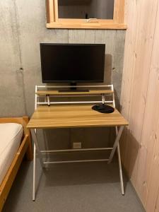 a desk with a television on top of it at Leilighet ved fjorden in Årak