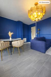 a living room with a blue wall and a table and a couch at L'échappée Seine - Idéalement situé in Barentin